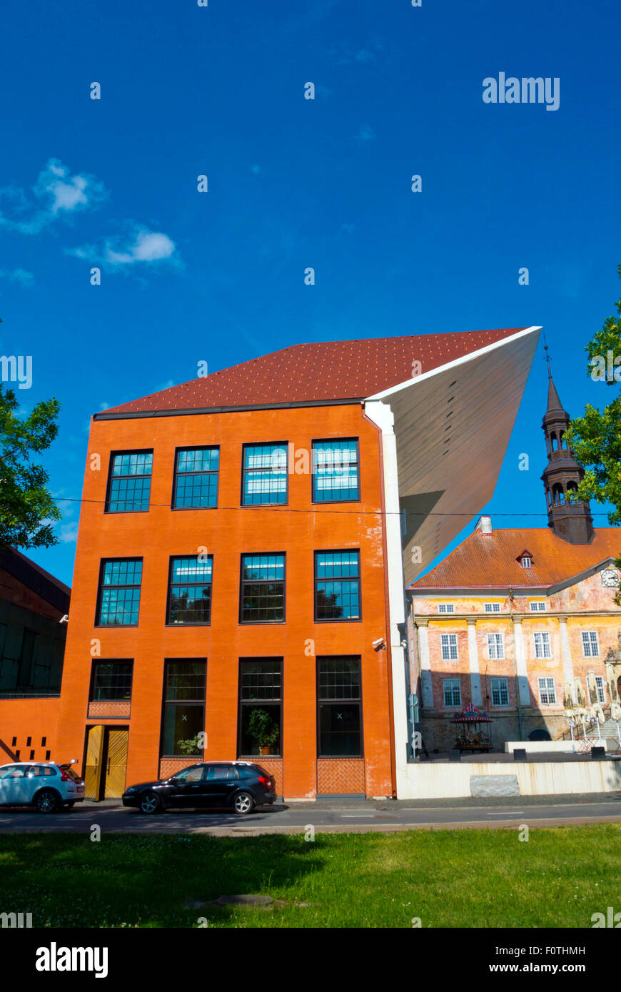 Bâtiment de l'université, à l'hôtel de ville en arrière-plan, Raekoja Plats, vieille ville, Narva, comté, est de l'Estonie Ida-Viru Banque D'Images