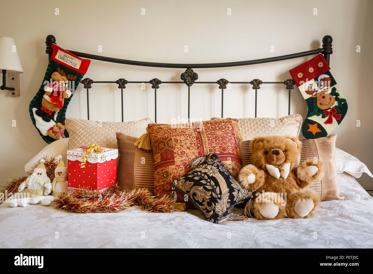 Chambre cosy Christmas scene avec des bas de Noël sur litière végétale. Banque D'Images