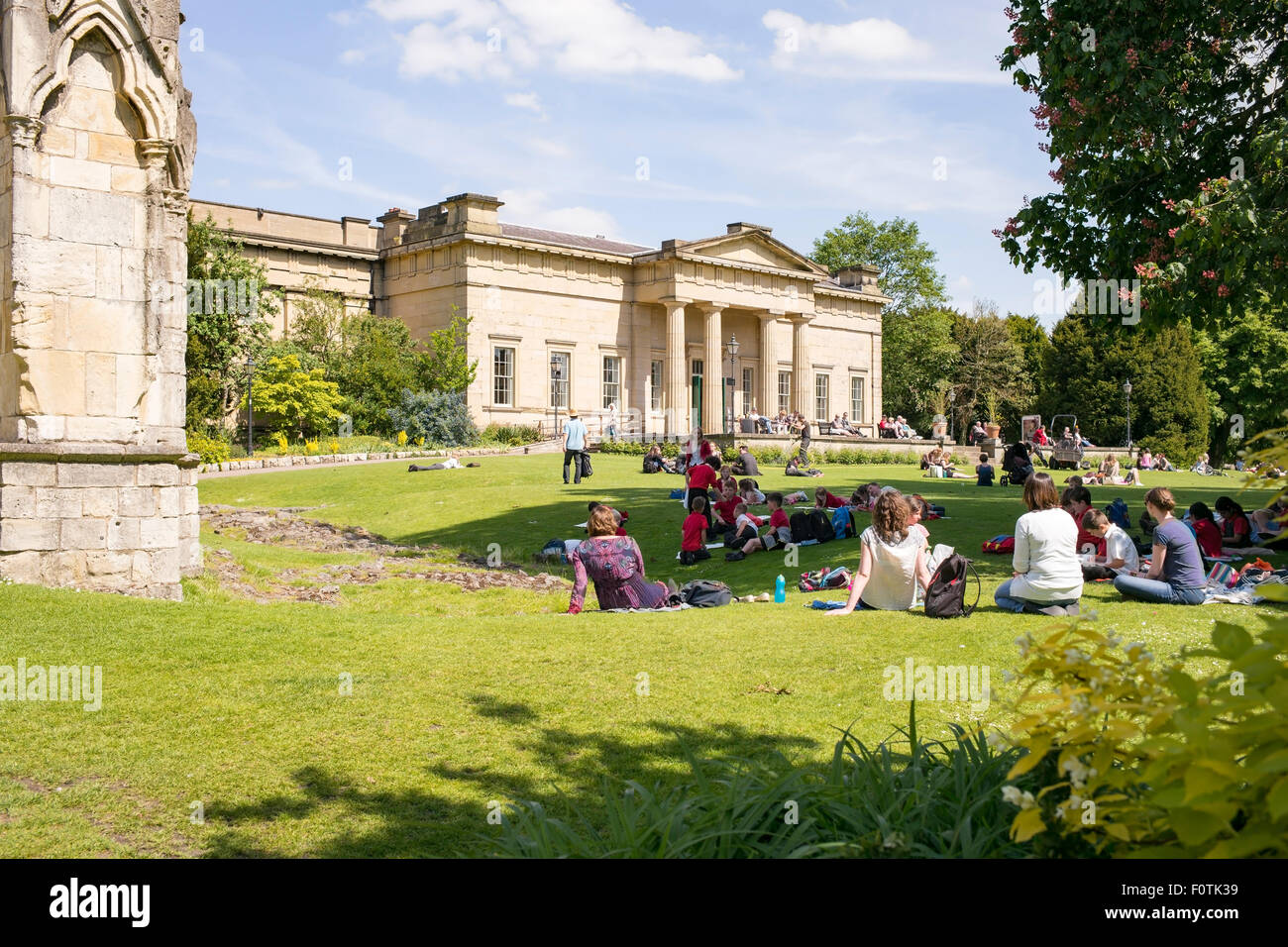 Se détendre dans le jardin du musée, de la ville de York, Yorkshire, Angleterre, Royaume-Uni Banque D'Images