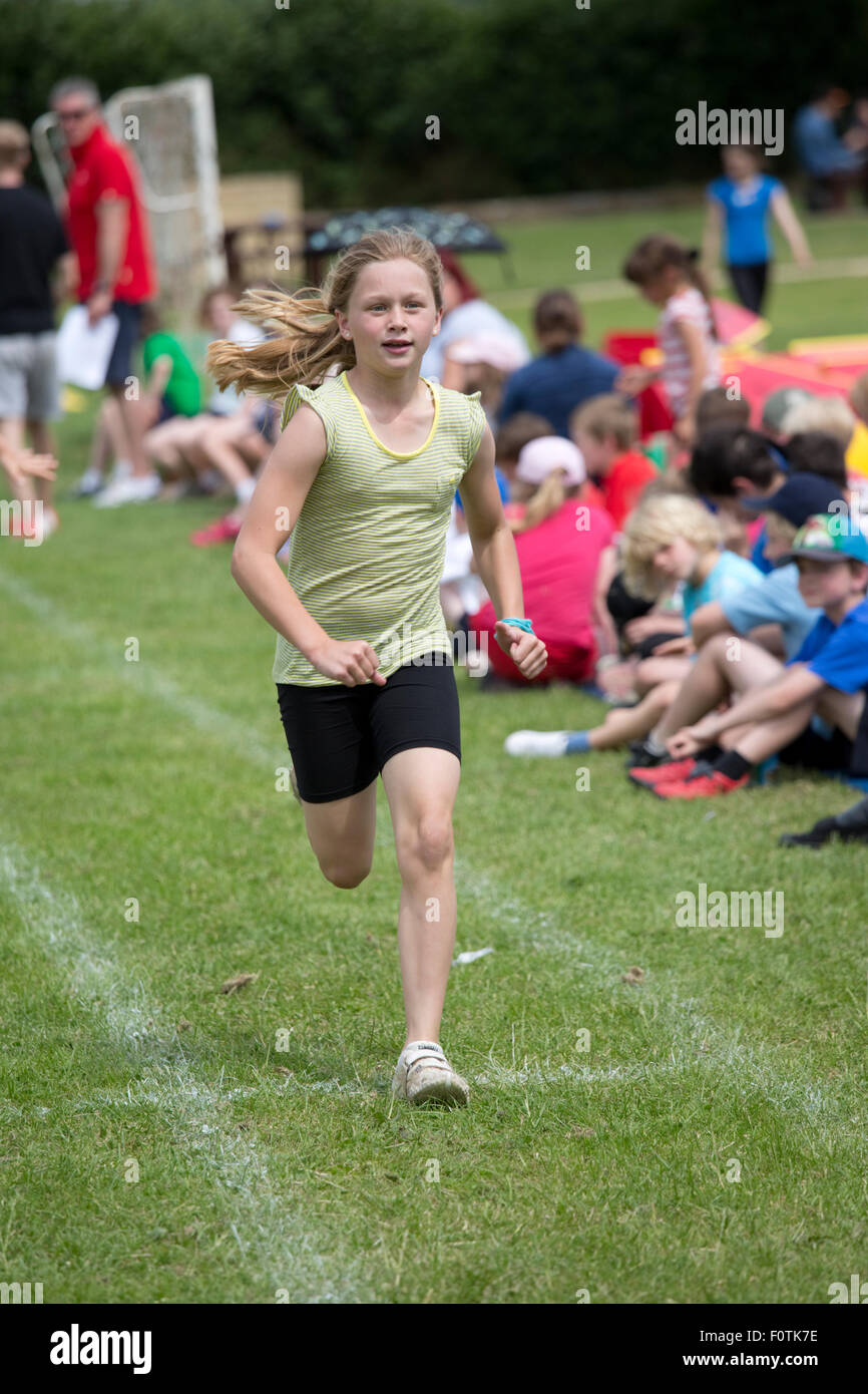 Fille courir en course de sprint Sport à l'école jour UK à Chipping Campden Banque D'Images