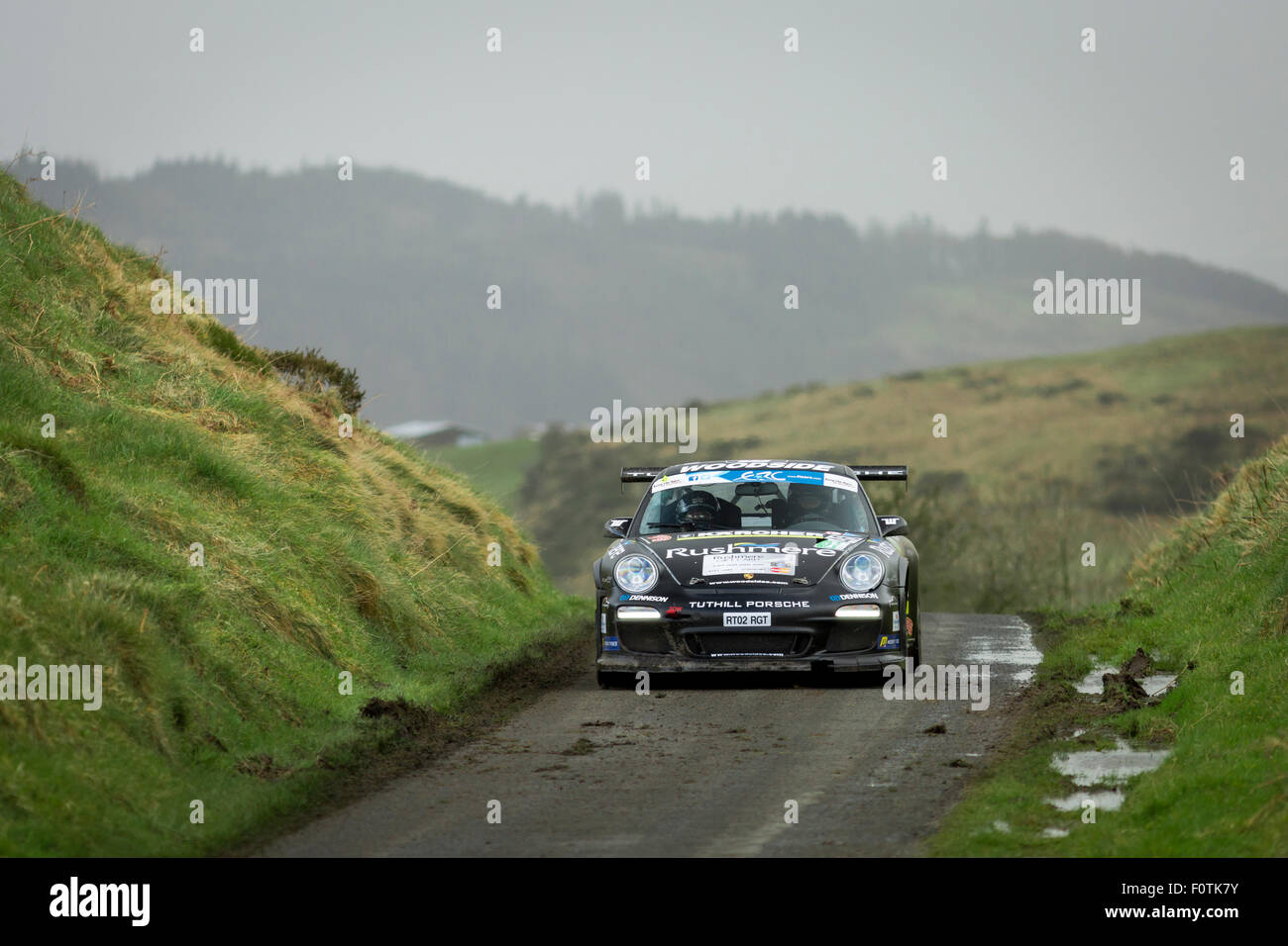 Porsche 911 Rally voiture fait son chemin à travers les étapes du circuit de l'Irlande 2015 Rallye. Banque D'Images