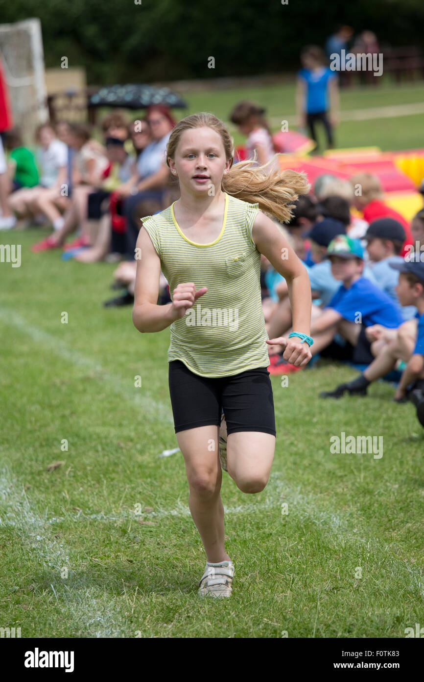 Jeune fille à l'école course sprint gagnant Sports le jour UK à Chipping Campden Banque D'Images