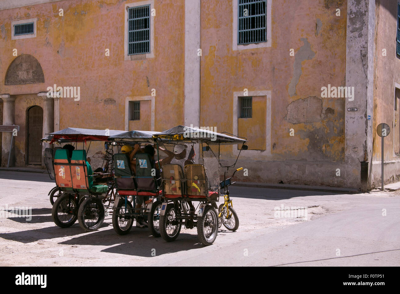 Pedicab drivers pendaison de l'attente pour les clients dans la Vieille Havane, Cuba. Banque D'Images