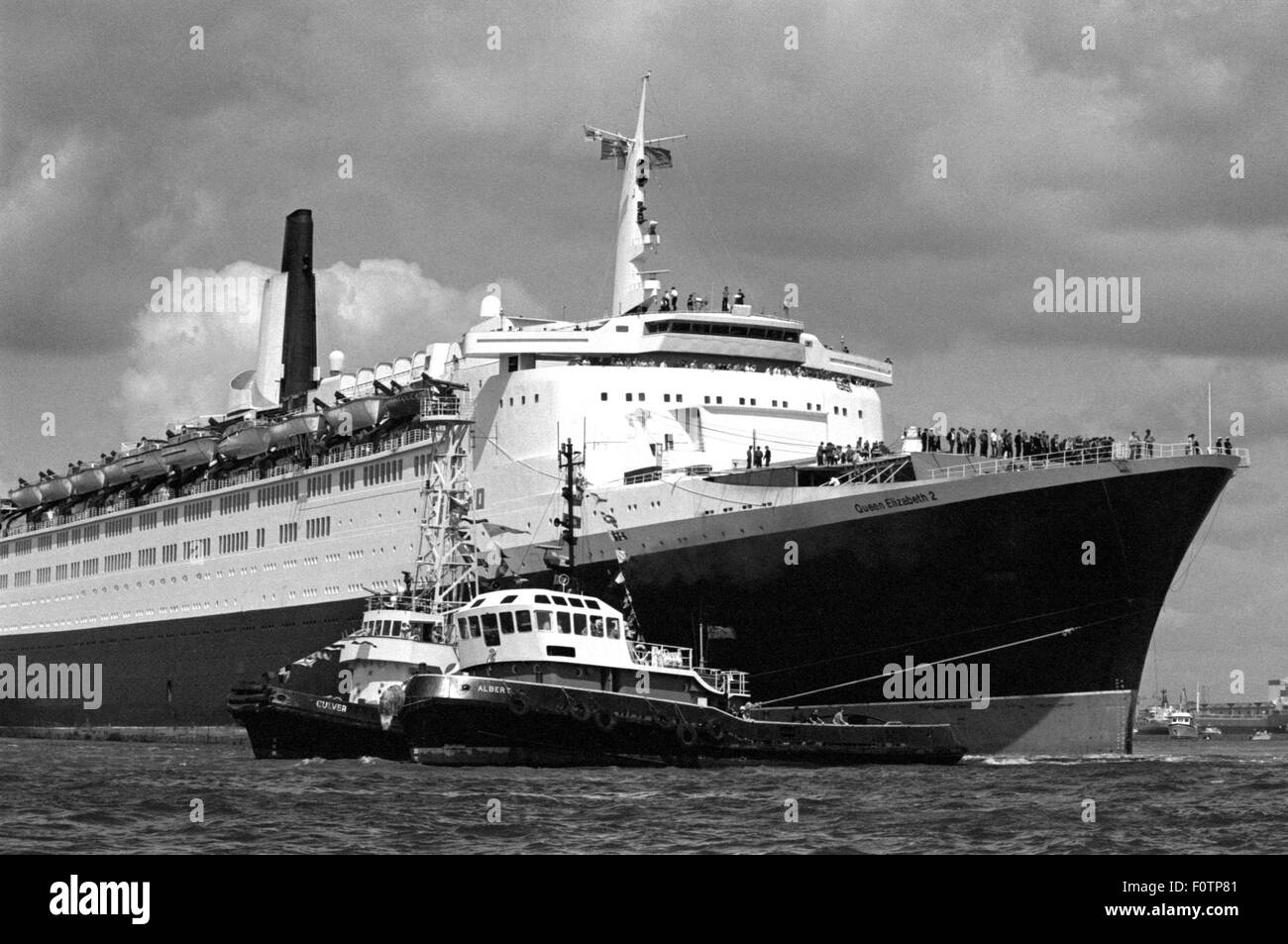 AJAXNETPHOTO. 11e Juin 1982. SOUTHAMPTON, Angleterre. - QE2, à bord de retourner à Southampton en provenance des îles Falkland en conflit avec 750 SURVIVANTS DU HMS COVENTRY, ARDENT ET ANTILOPE ENTREPRIS . PHOTO:JONATHAN EASTLAND/AJAX. REF:HD 821106 SHI QE2  1 8A. Banque D'Images