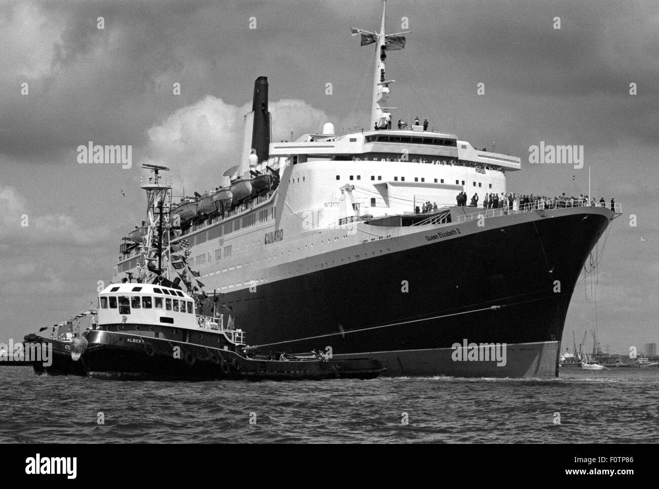 AJAXNETPHOTO. 11e Juin 1982. SOUTHAMPTON, Angleterre. - QE2, à bord de retourner à Southampton en provenance des îles Falkland en conflit avec 750 SURVIVANTS DU HMS COVENTRY, ARDENT ET ANTILOPE ENTREPRIS . PHOTO:JONATHAN EASTLAND/AJAX. REF:HD SHI QE2   11 821106 1. Banque D'Images