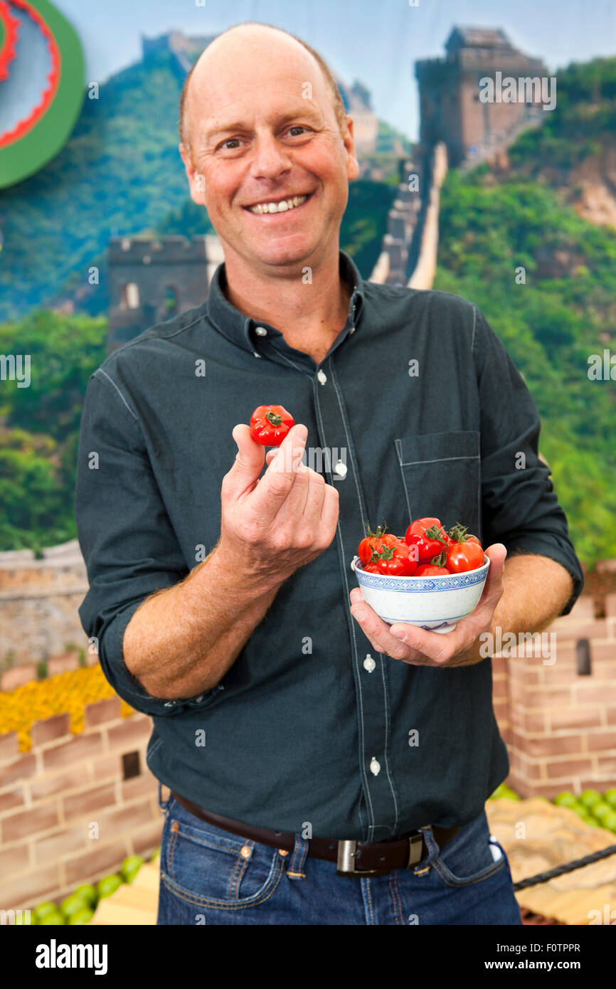 Southport, Merseyside, Royaume-Uni. 21 août 2015. Sampling FlavorFresh Tomatoes  Joe Swift (né le 25 mai 1965) est un designer de jardin anglais, journaliste et personnalité de la télévision. SWIFT est un présentateur et designer régulier sur le monde des jardiniers de la BBC, co-présentateur sur le Royal Horticultural Society Chelsea Flower Show, Gardeners' World Live, Hampton court, RHS Tatton Park Flower Show, les Small Town Gardens de la BBC et juge du design sur le jardinier de l'année de la BBC. Il est concepteur de jardins et participe au monde des jardiniers de BBC2 depuis 1998. Banque D'Images