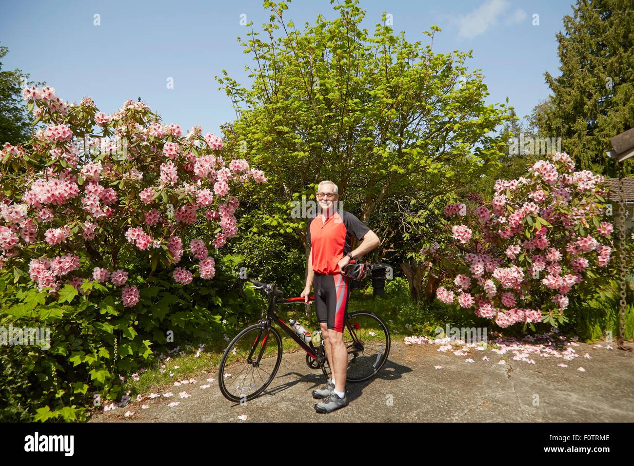 Portrait of senior man with bicycle Banque D'Images