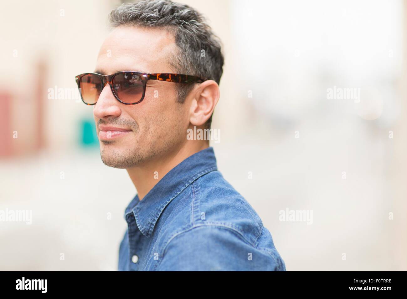 Portrait of mid adult man, à l'extérieur Banque D'Images