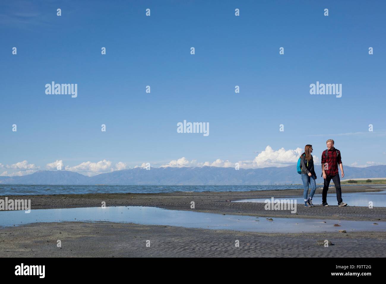 Jeune couple en train de marcher, regarder, Grand Lac Salé, Utah, USA Banque D'Images Jeune couple en train de marcher, regarder, Grand Lac Salé, Utah, USA Banque D'Images