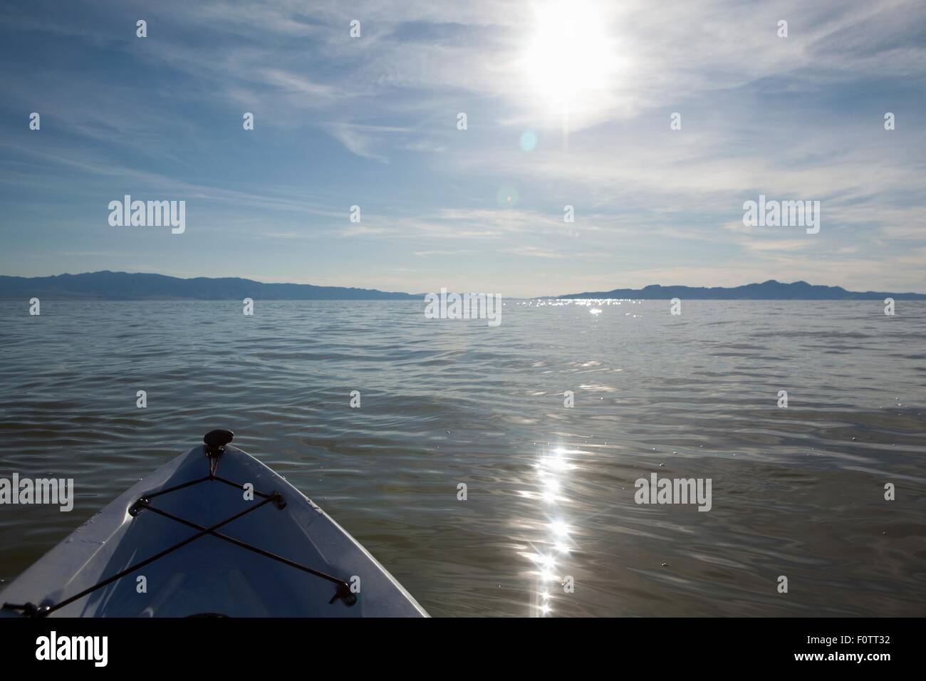 Proue de kayak avec la lumière du soleil reflétant sur l'eau, Grand Lac Salé, Utah, USA Banque D'Images