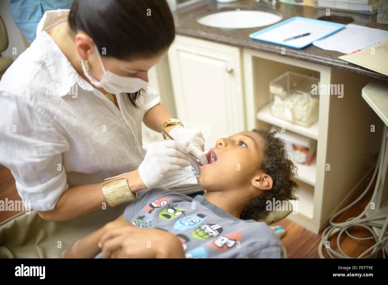 L'examen de l'orthodontiste femme garçon en chirurgie dentaire Banque D'Images