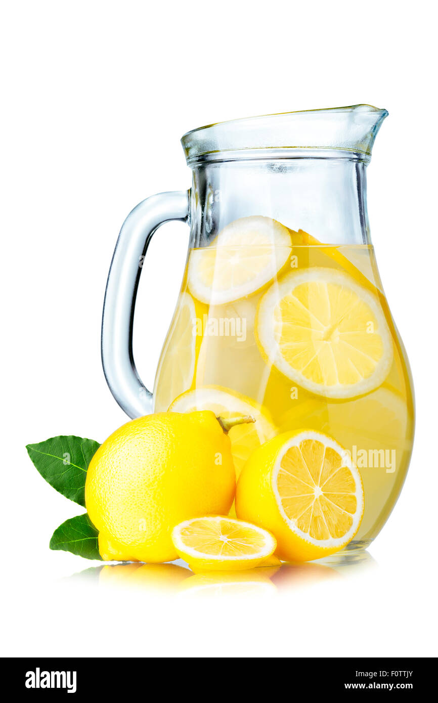 Pichet de limonade avec les tranches de citron et des glaçons isolated on white Banque D'Images