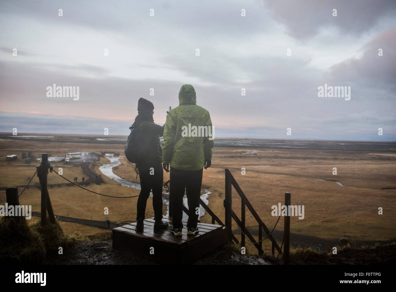 Les touristes, hommes et femmes de prendre des photographies à partir de la plate-forme d'observation à Seljalandsfoss, Islande Banque D'Images