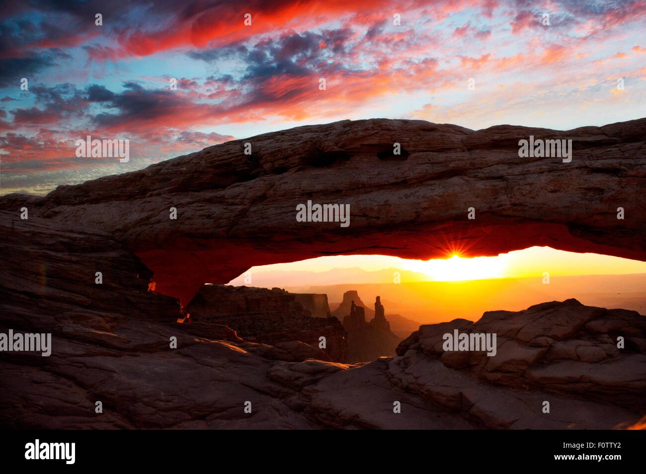 La silhouette rock formation au coucher du soleil, Moab, Utah, USA Banque D'Images