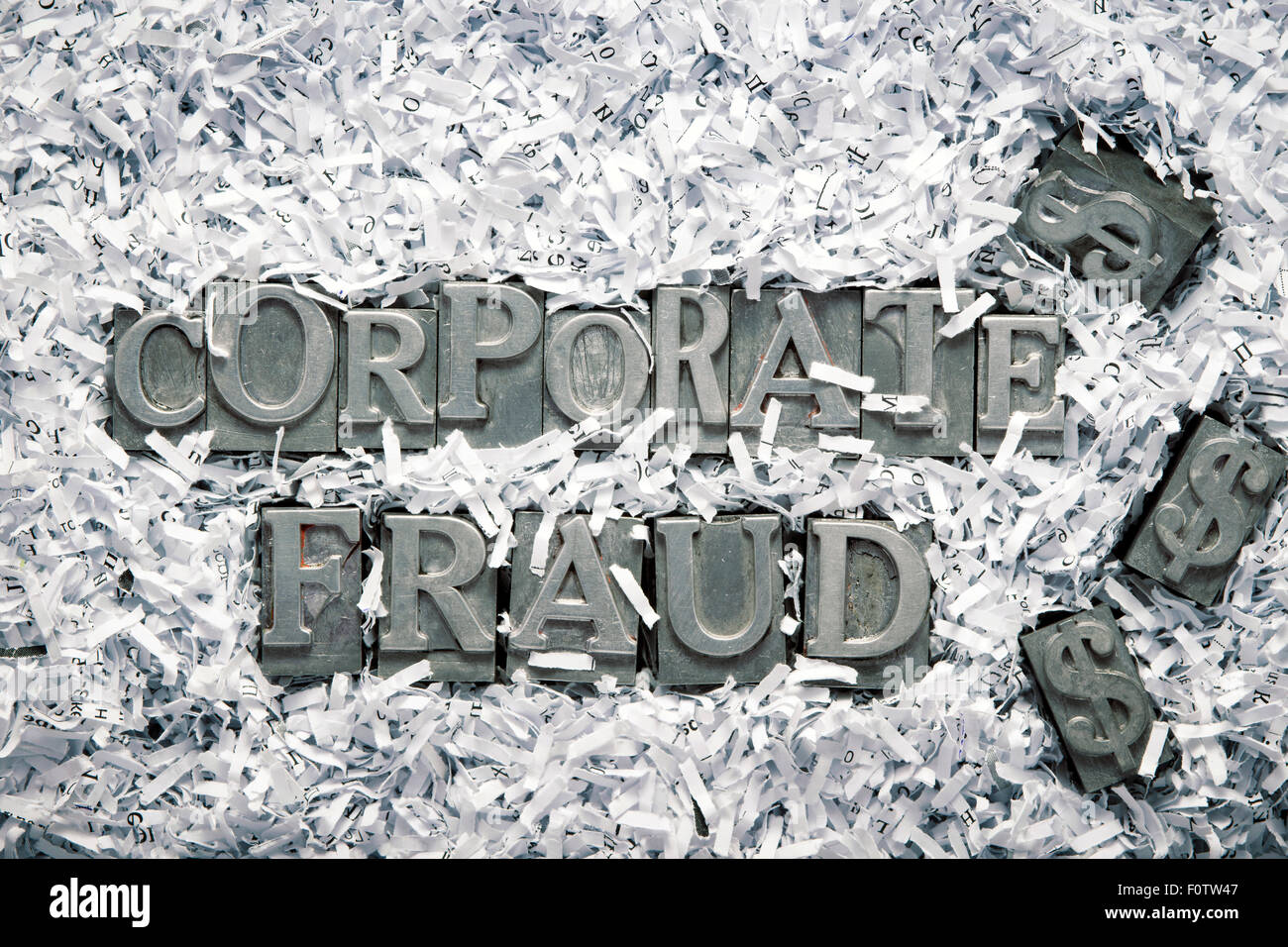 La fraude commise par une phrase faite de l'intérieur type letterpress métallique de papier déchiqueté heap Banque D'Images