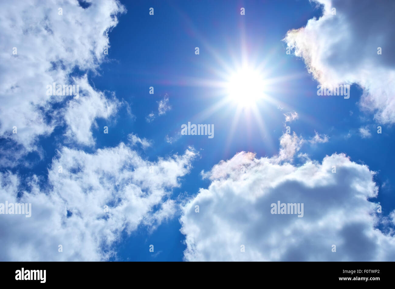 Ciel bleu profond en journée ensoleillée. Banque D'Images