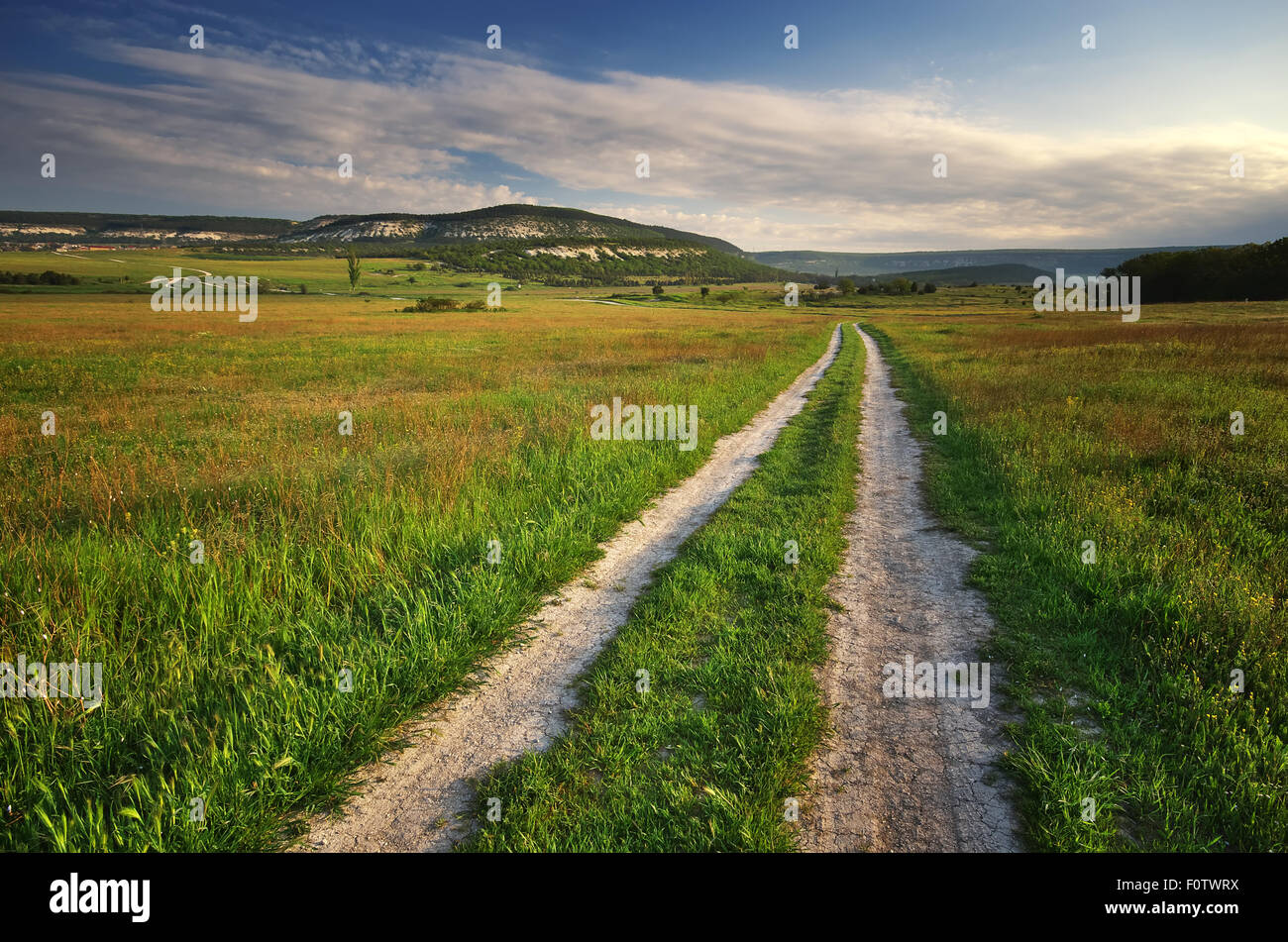 Route de campagne et montagne. Composition de la nature. Banque D'Images