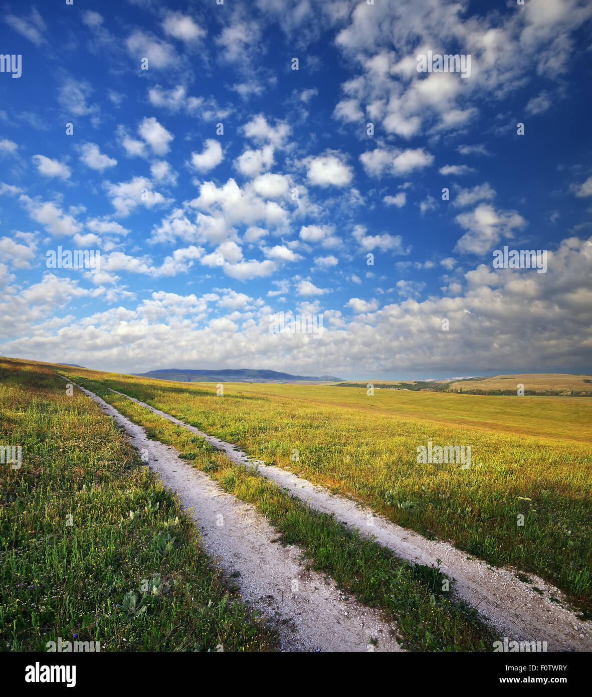 Route de campagne et montagne. Composition de la nature. Banque D'Images