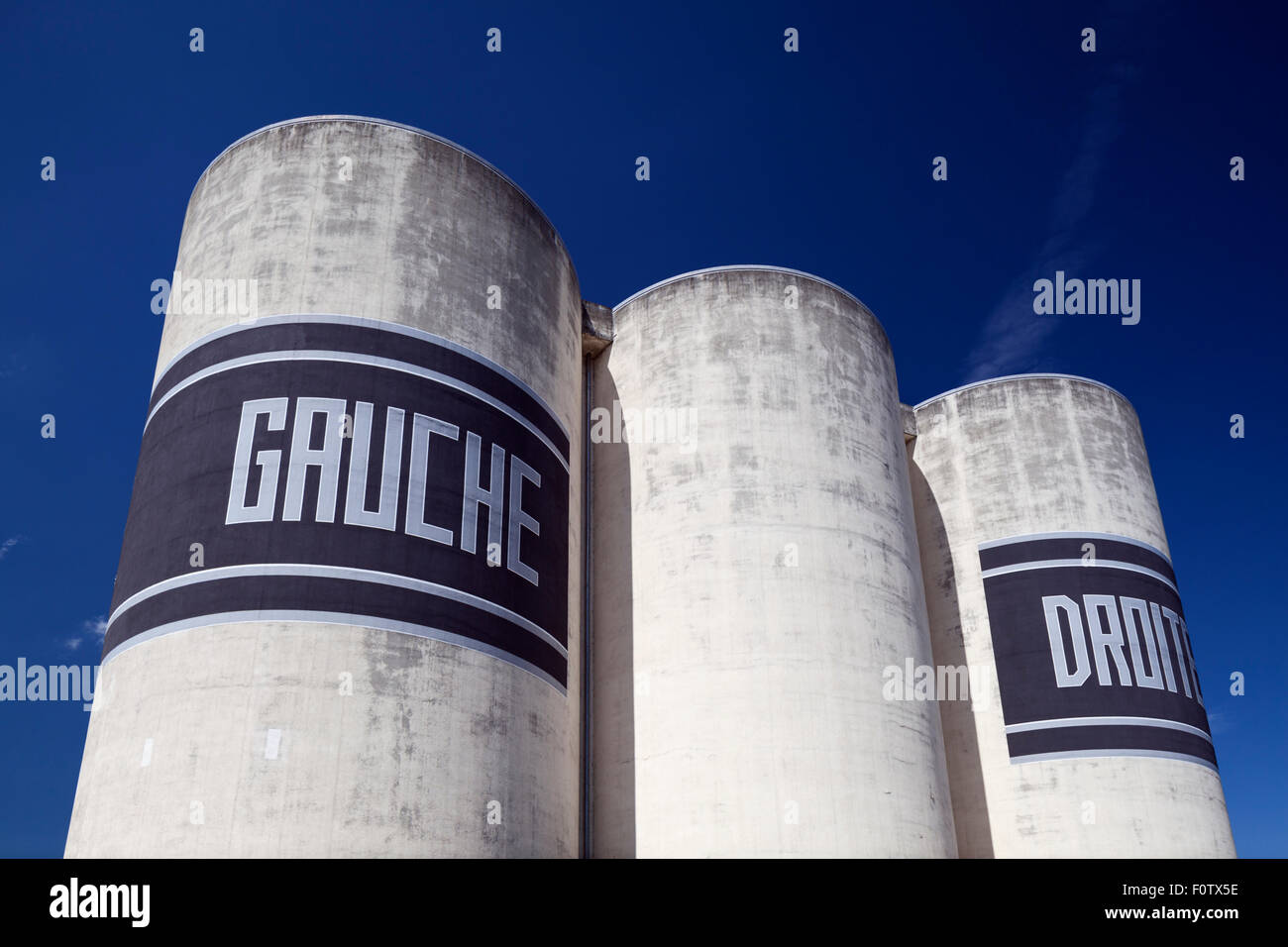 Gauche Droite Gauche Droite et la signalisation sur les vieux silos de stockage industriel de l'ancienne usine de sucre dans le port Rambaud, Lyon, France. Banque D'Images