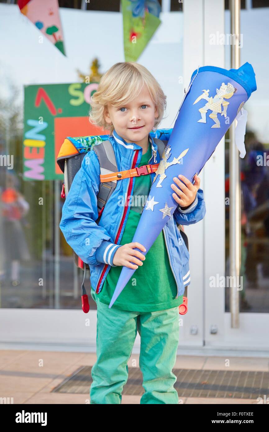 Portrait de jeune garçon au premier jour d'école, holding school cone, Bavière, Allemagne Banque D'Images