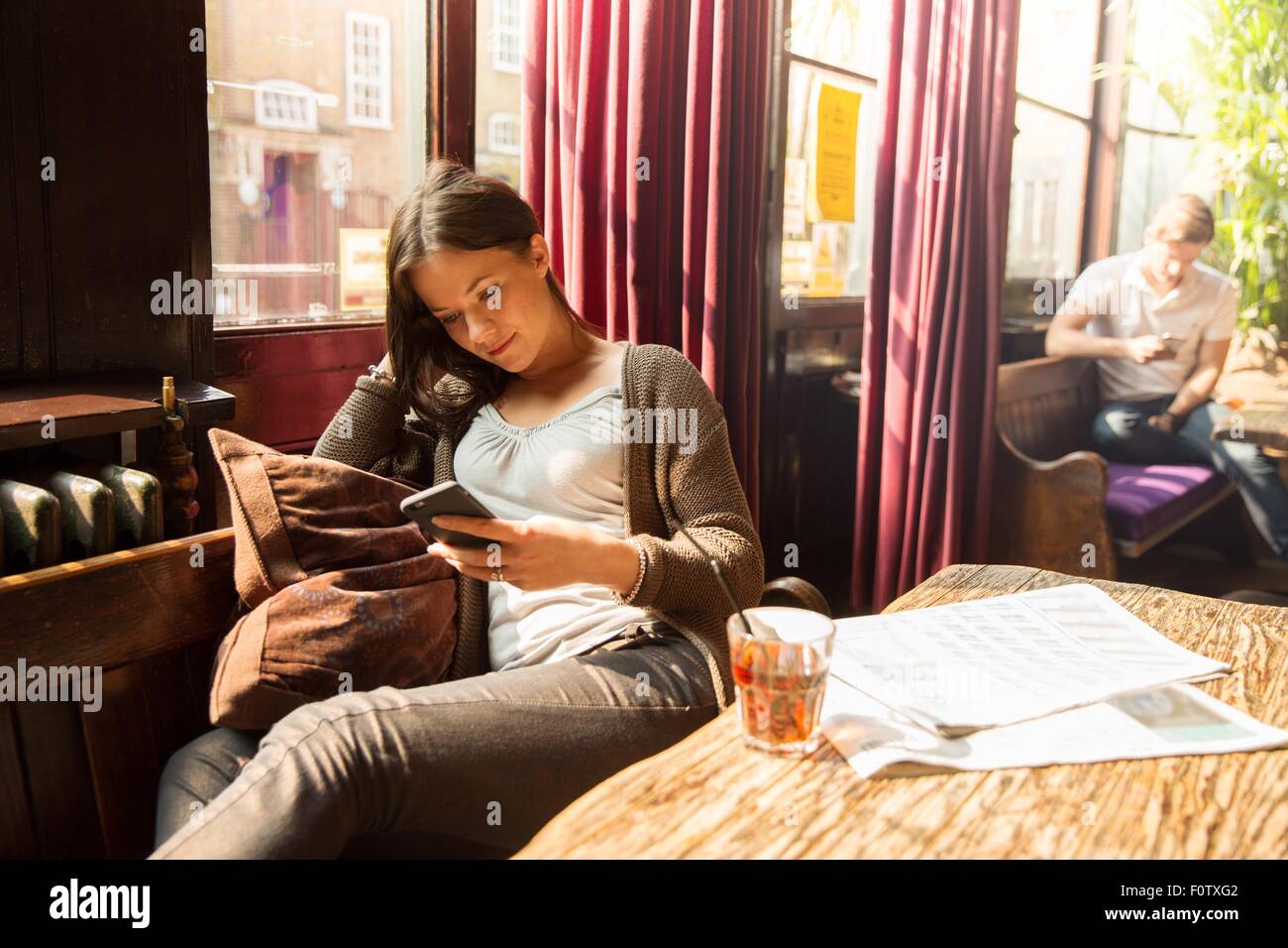 Mid adult woman looking at smartphone Banque D'Images