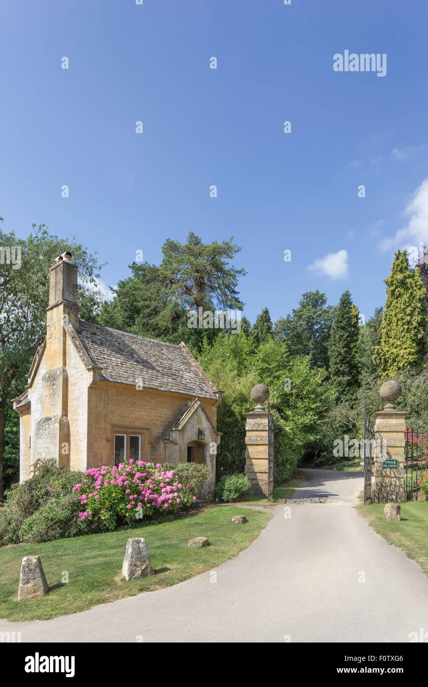 La porterie de Batsford Arboretum et maison dans le village de Cotswold Batsford, Gloucestershire, England, UK Banque D'Images