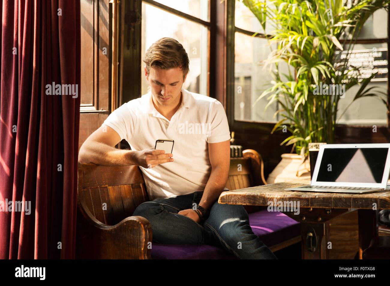 Young man looking at smartphone Banque D'Images