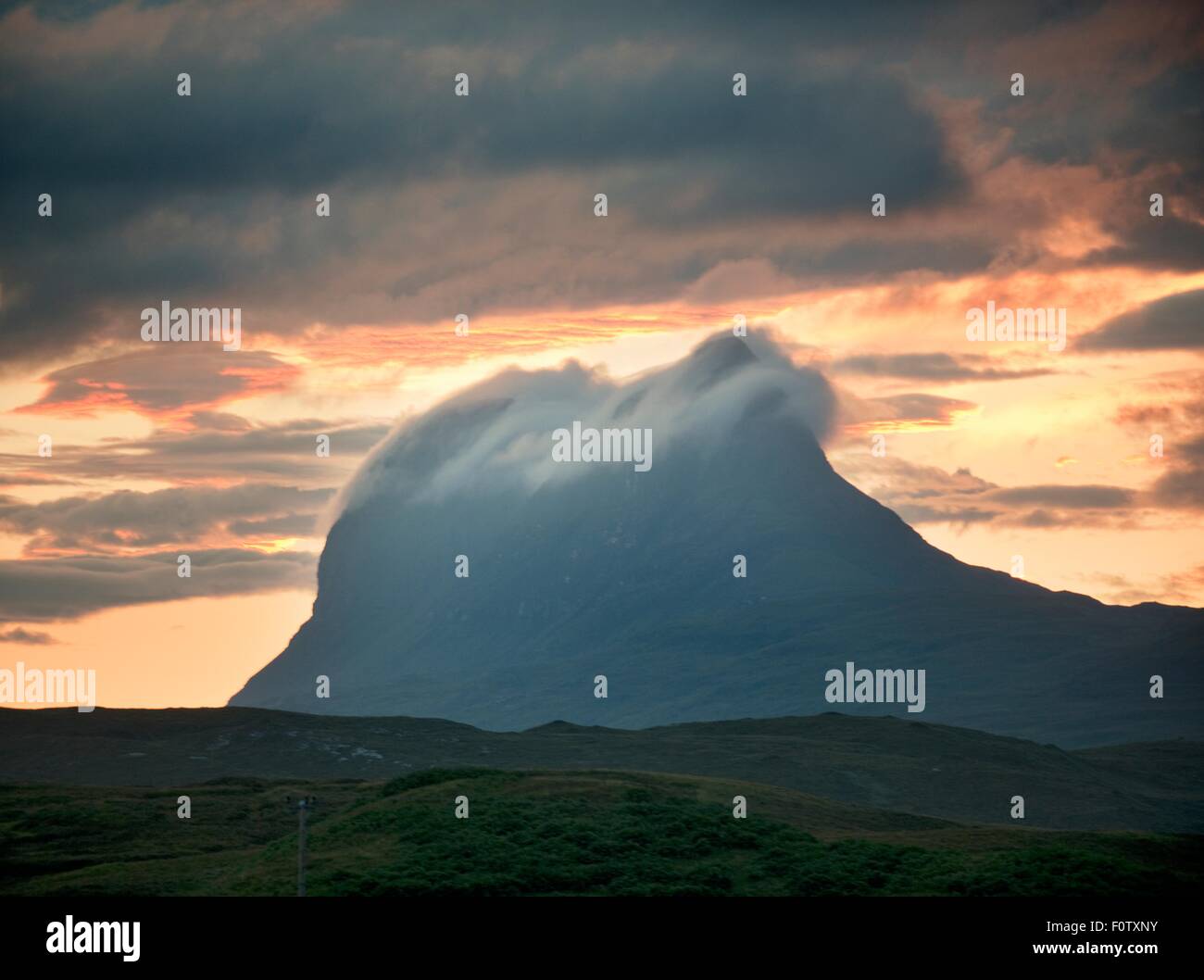 Les nuages bas rouler haut de Stac pollaidh mountain au crépuscule, Assynt, Ecosse, Royaume-Uni Banque D'Images