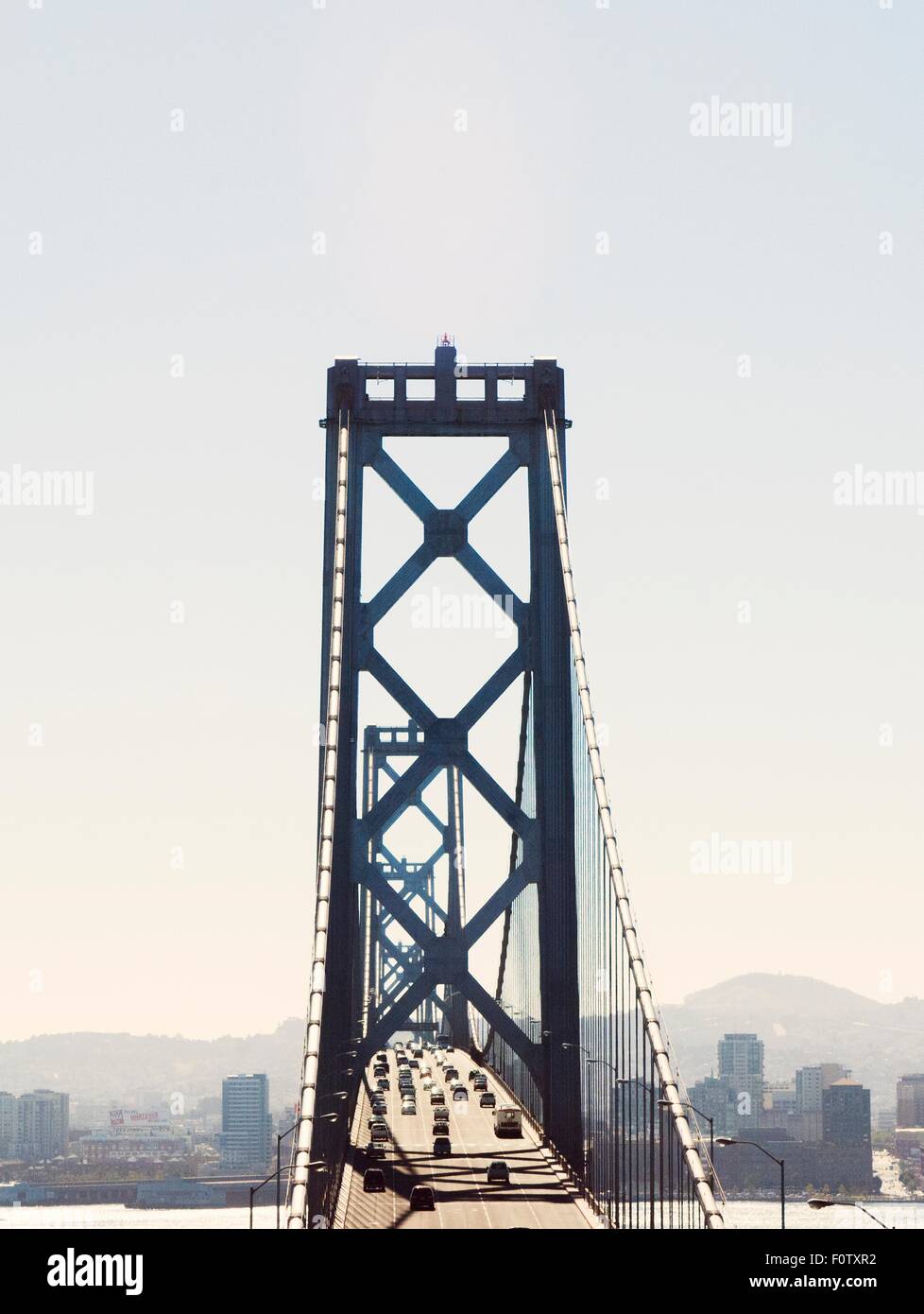 Le trafic traversant San Francisco-Oakland Bay Bridge, San Francisco, California, USA Banque D'Images