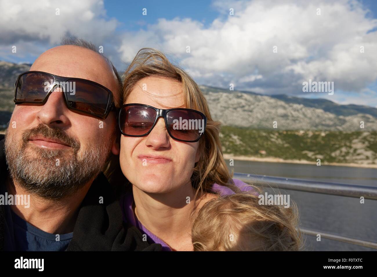 D'âge mûr et son fils en tenant, Krk, Croatie selfies Banque D'Images