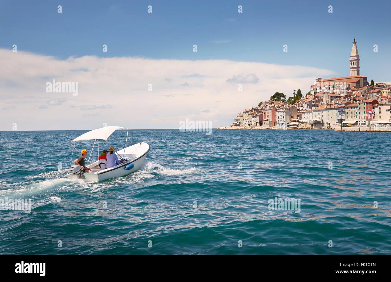 Famille avec deux enfants en bateau à moteur, Rovinj, Istrie, Croatie Banque D'Images