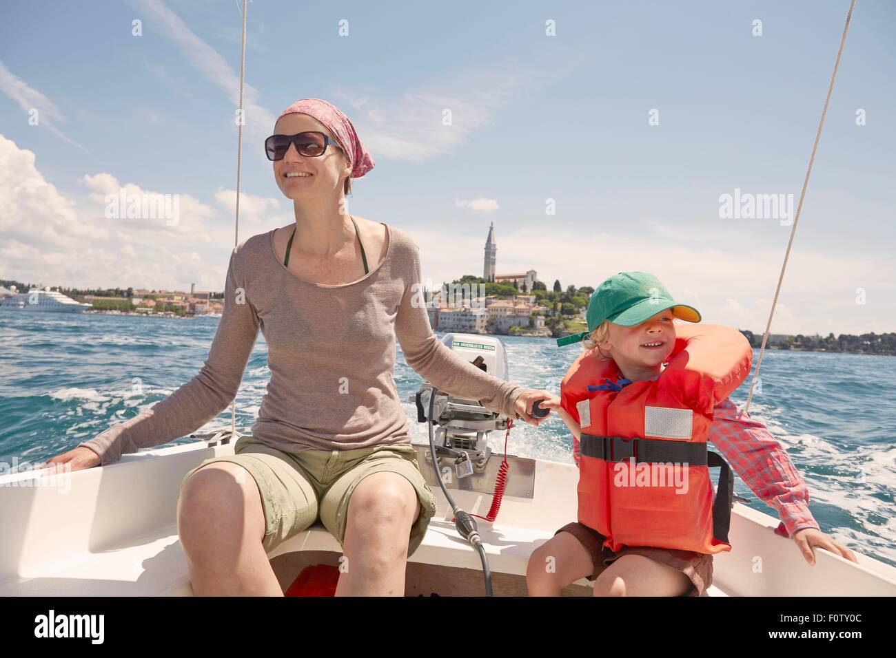 Femme mature avec son bateau de moteur de direction, Rovinj, Istrie, Croatie Banque D'Images