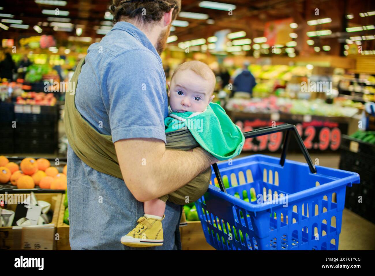 Père et fils baby panier in supermarket Banque D'Images