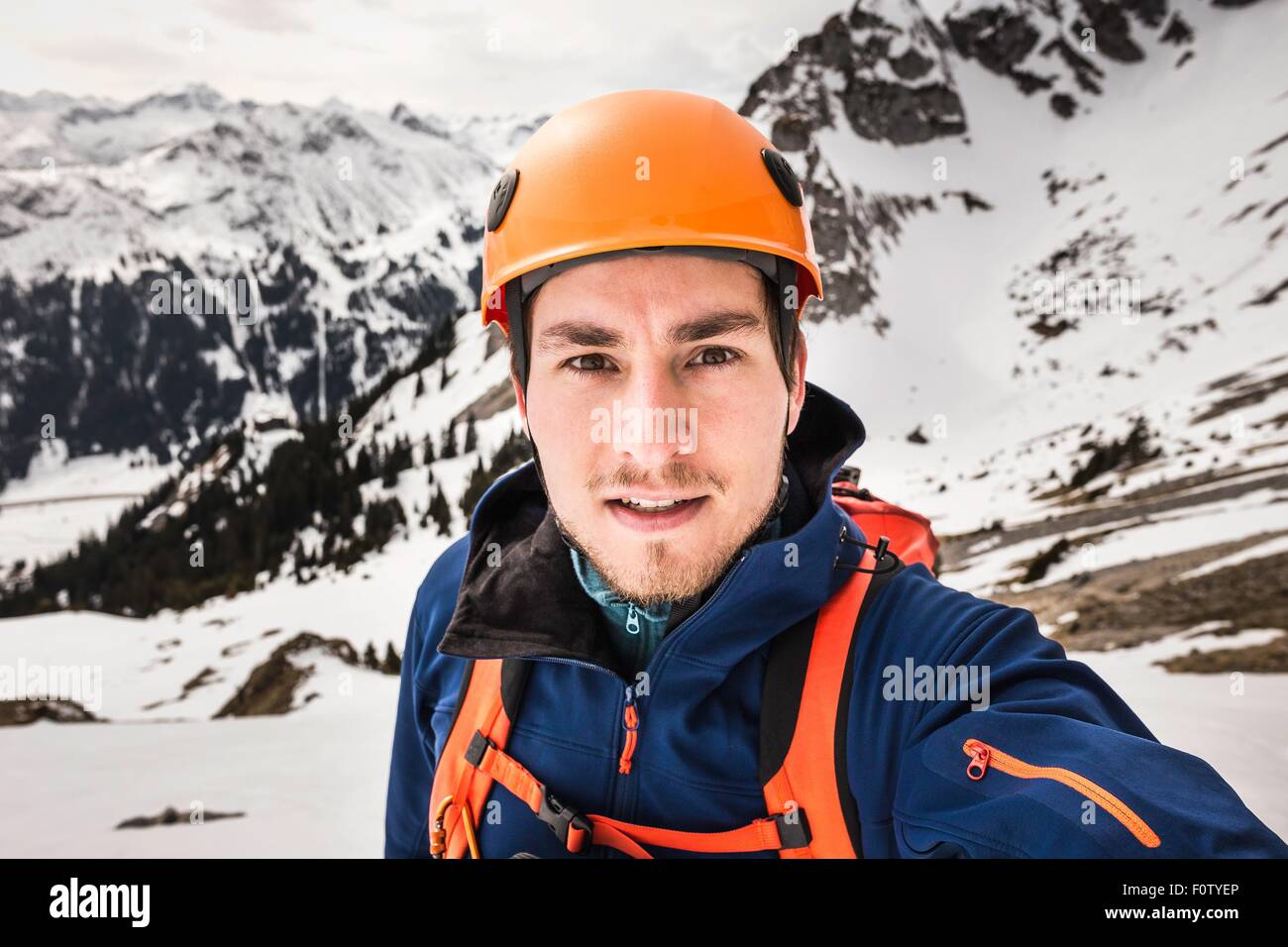 Portrait de jeune homme portant un casque d'escalade Banque D'Images