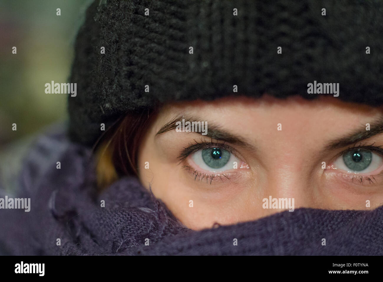 Close up des yeux avec bonnet et écharpe Banque D'Images