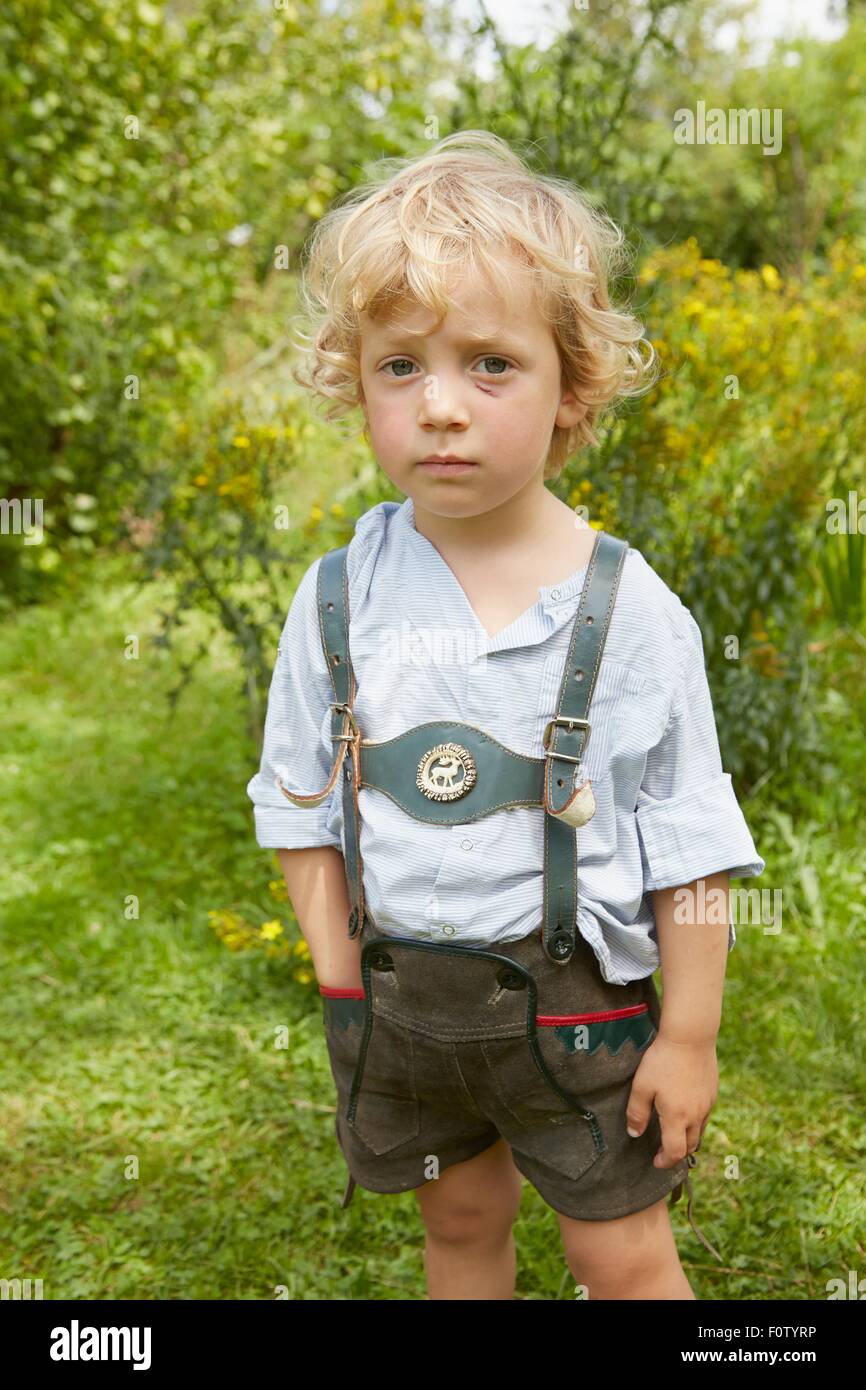 Portrait de jeune garçon triste visage rayé à porter des pantalons Banque D'Images