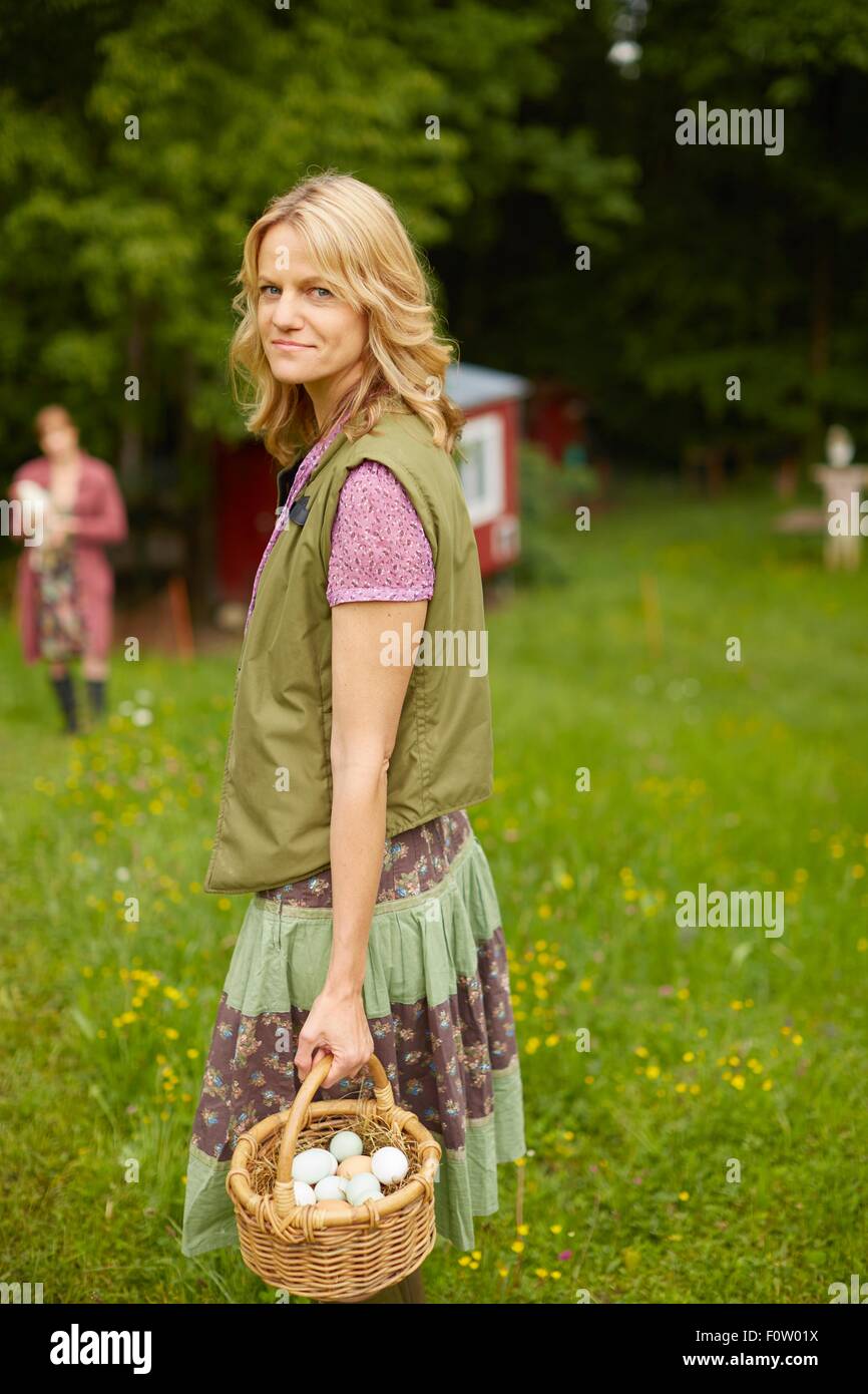 Portrait de femme en tenue sur le terrain de basket des œufs Banque D'Images