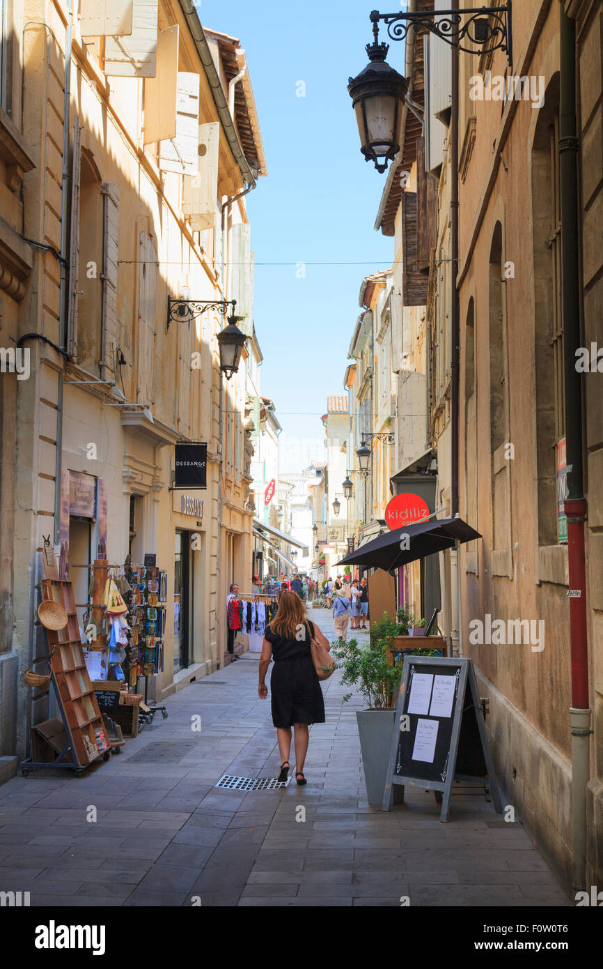 Les rues étroites dans le centre-ville d'Arles France Banque D'Images