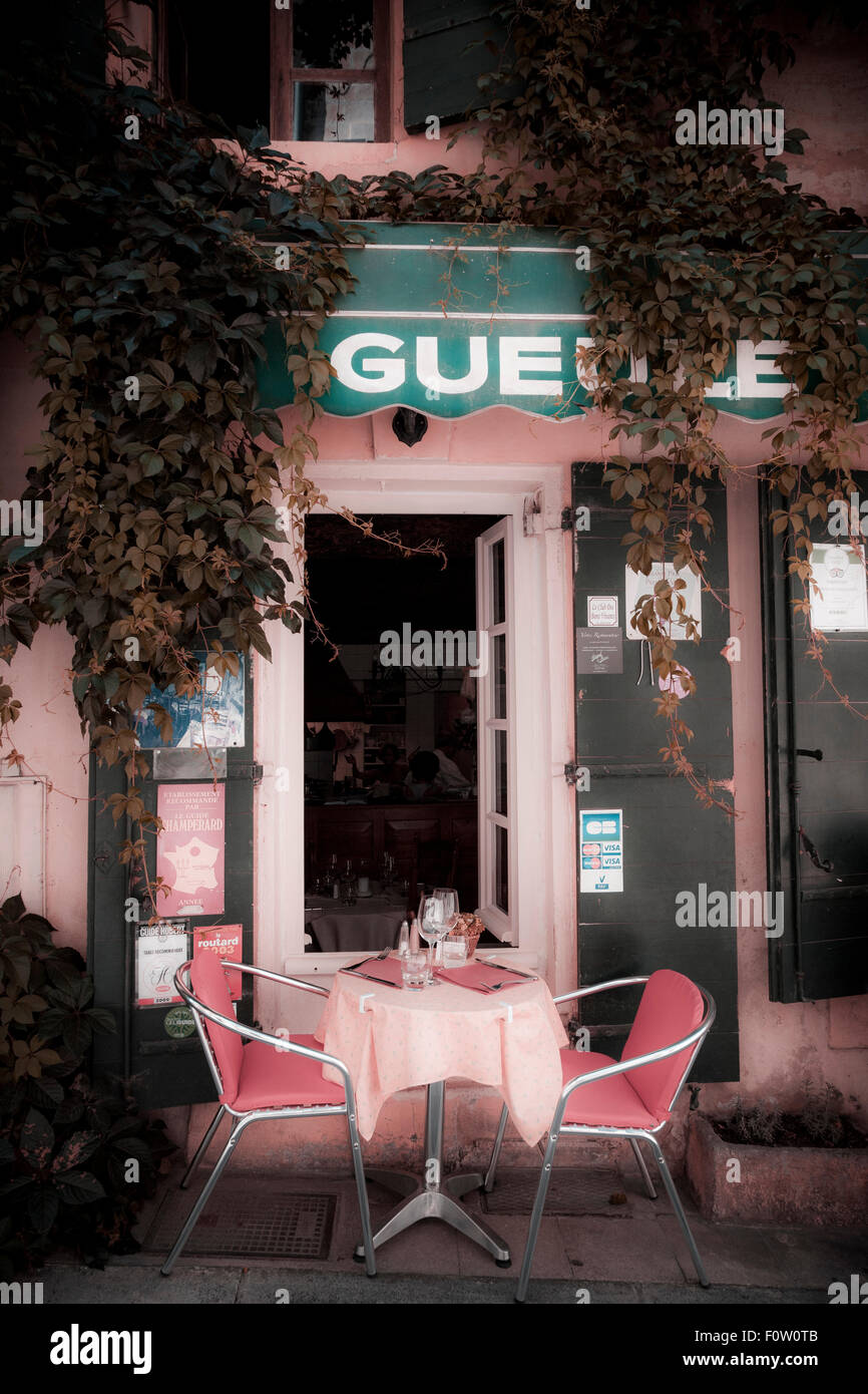 Deux personnes inoccupées table et chaises à l'extérieur café français Banque D'Images