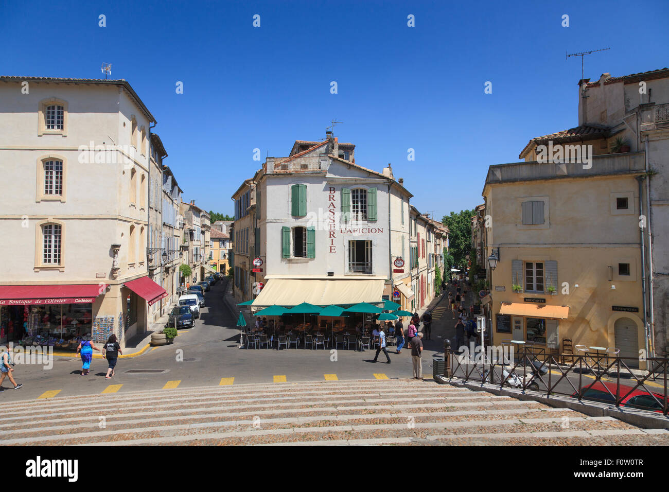 Rue menant à l'entrée de l'Amphithéâtre Romain à Arles France Banque D'Images