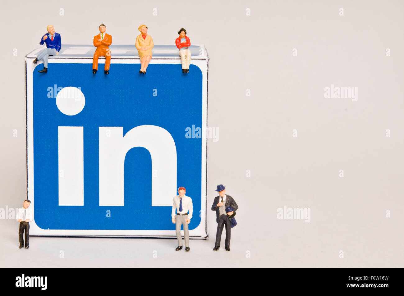 Miniatures et logo Linkedin, médias sociaux, les interactions sociales et les relations sociales concept Banque D'Images