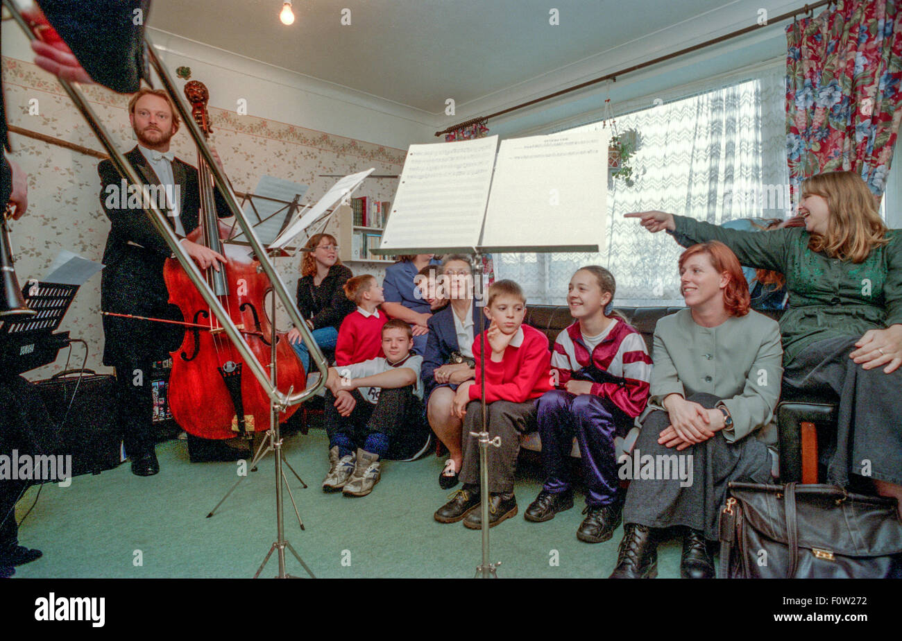 Dans une tentative de prendre la culture pour la population, les membres du Royal Philharmonic Orchestre dans Heather Kemp's flat en Hasti Banque D'Images