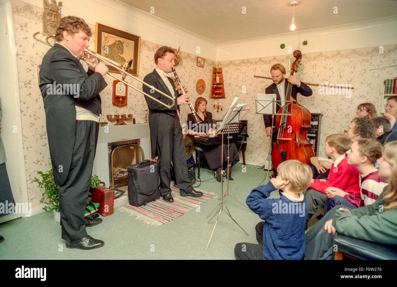 Dans une tentative de prendre la culture pour la population, les membres du Royal Philharmonic Orchestre dans Heather Kemp's flat en Hasti Banque D'Images