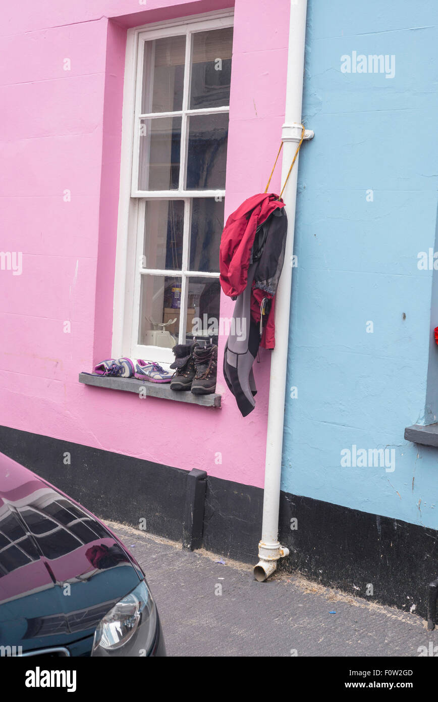 Une nouvelle utilisation de bas et d'un jaillissement longueur du cordon pour sécher les vêtements et les bottes de plein air humide dans la rue. Banque D'Images