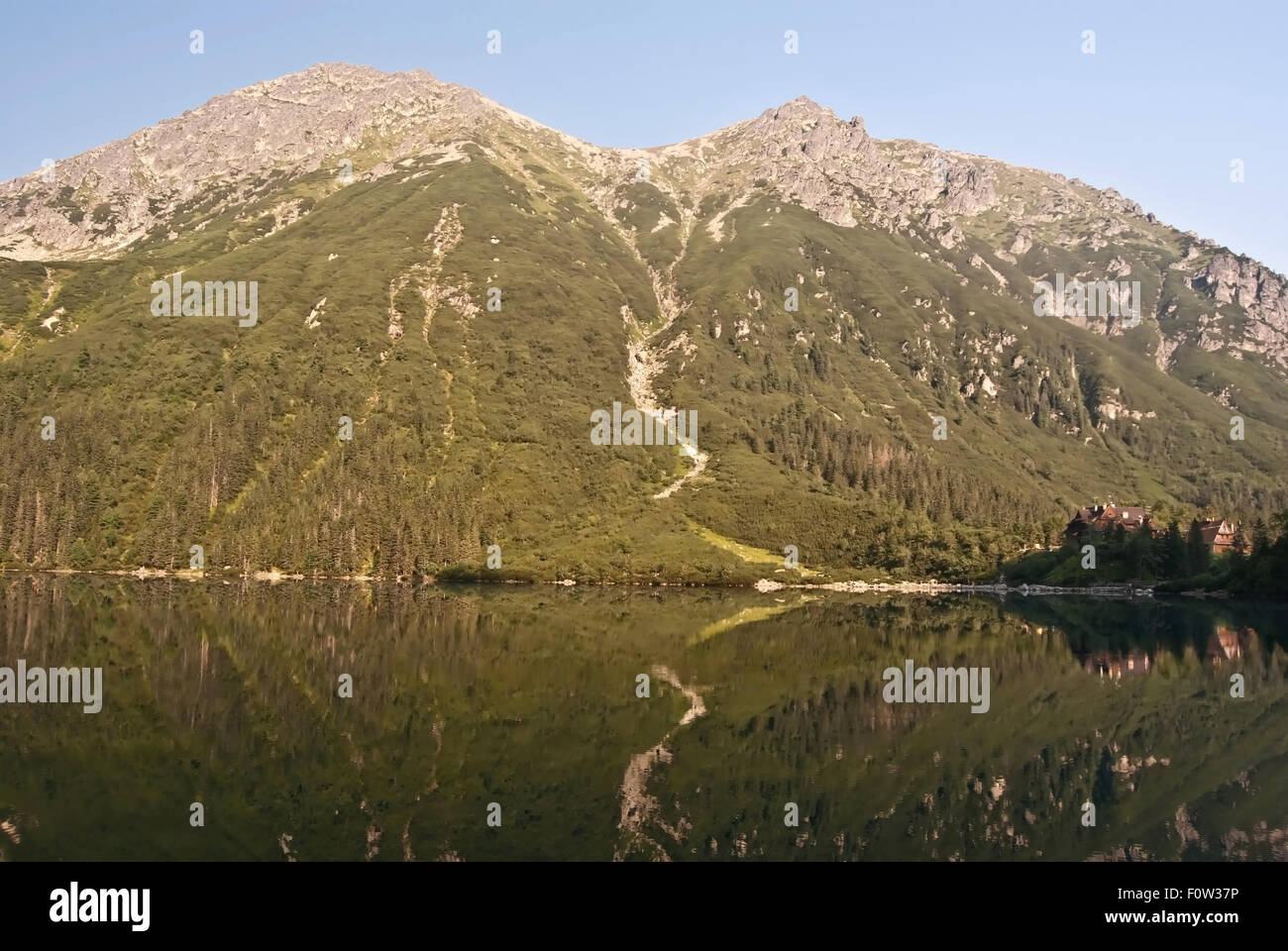 Le lac Morskie Oko avec Miedzane Woloszyn et réflexion de pointe dans l'eau du terrain dans les montagnes Tatry Banque D'Images