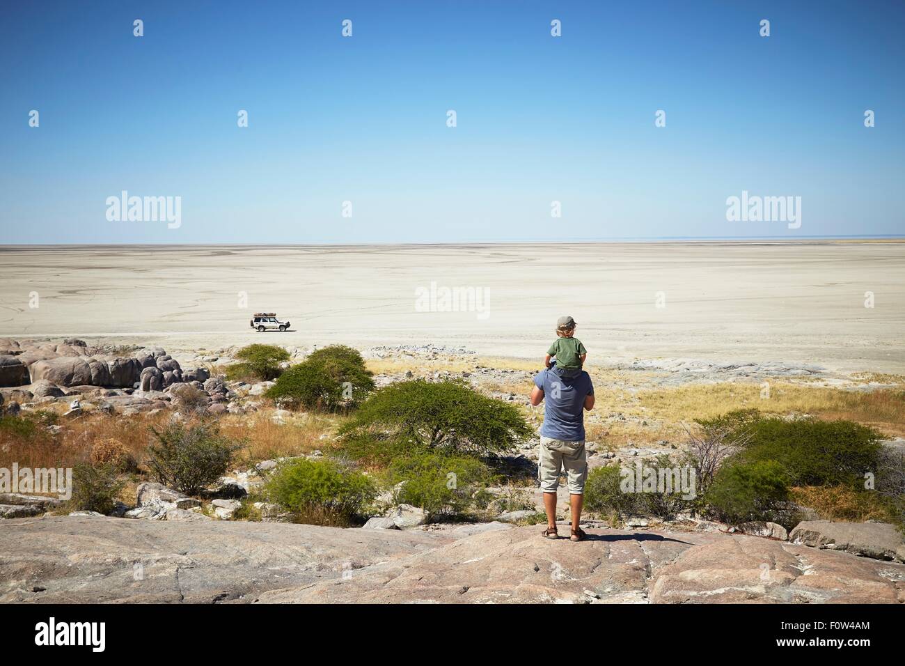 Père et fils enjoying view, Kubu Island, Makgadikgadi Pan, Botswana, Africa Banque D'Images