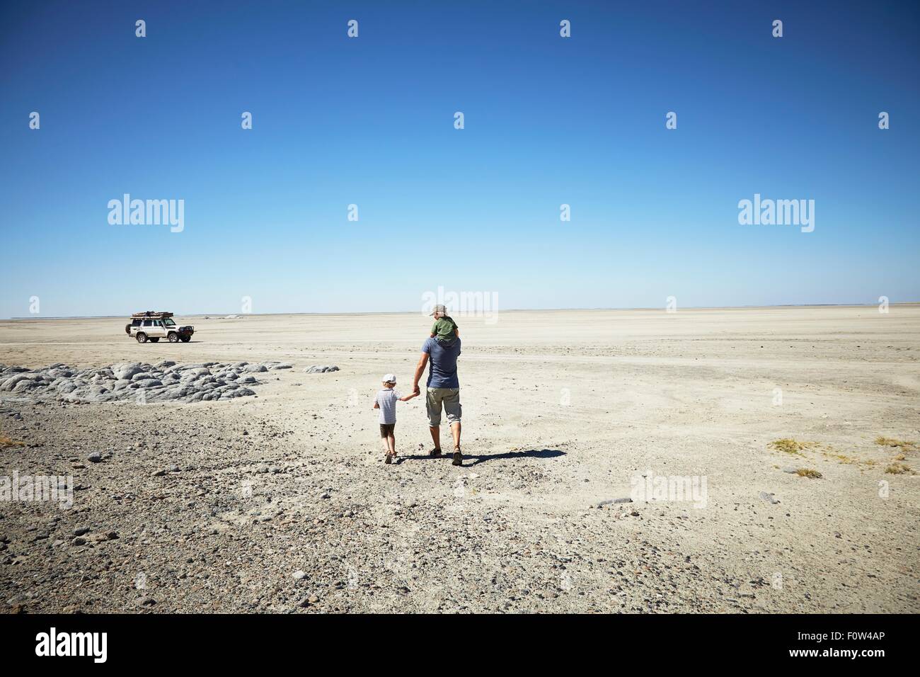 Père et fils enjoying view, Kubu Island, Makgadikgadi Pan, Botswana, Africa Banque D'Images
