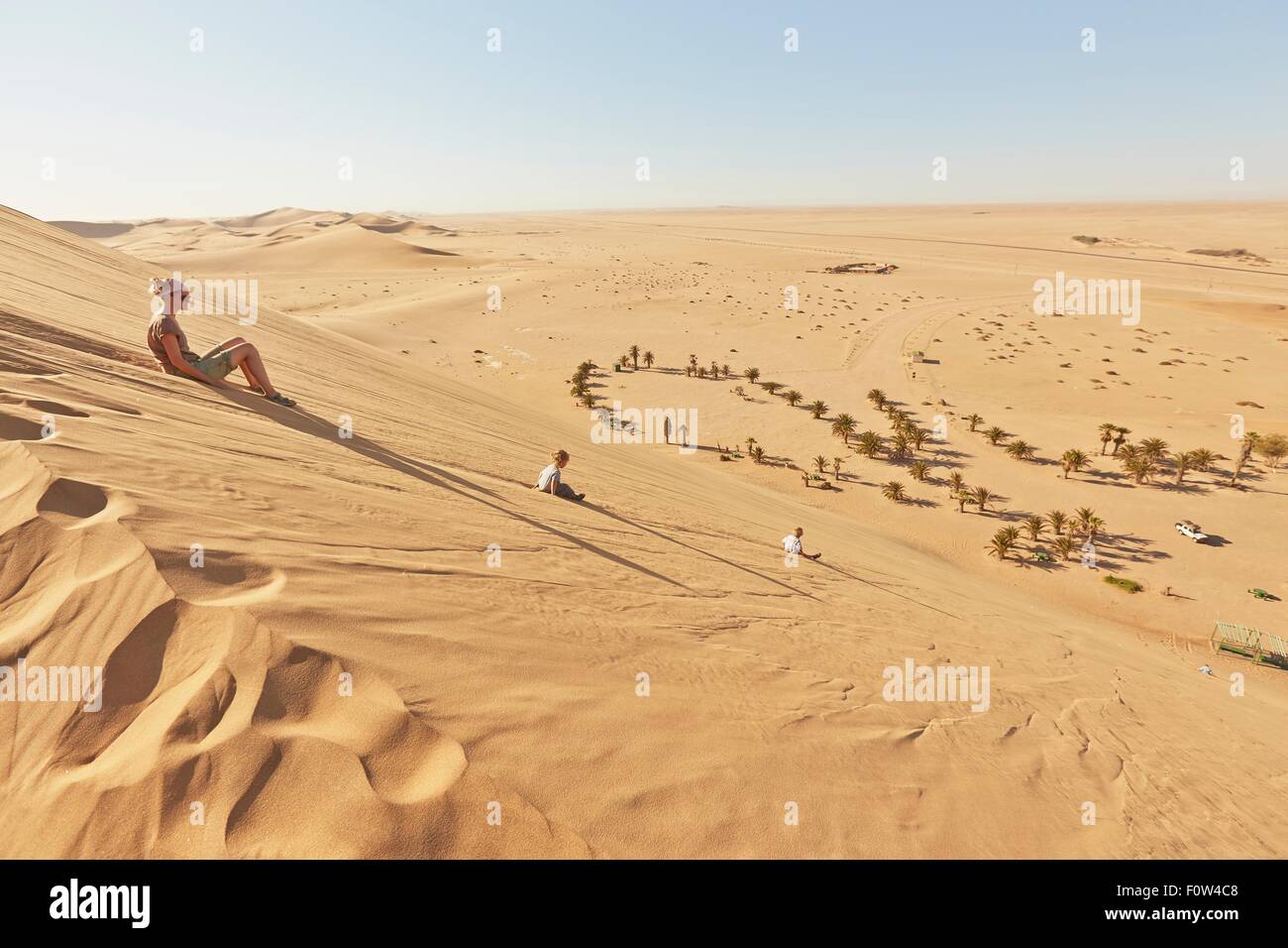 Mère et fils sitting on sand dune, Dune 7, Namib-Naukluft National Park, Afrique du Sud Banque D'Images