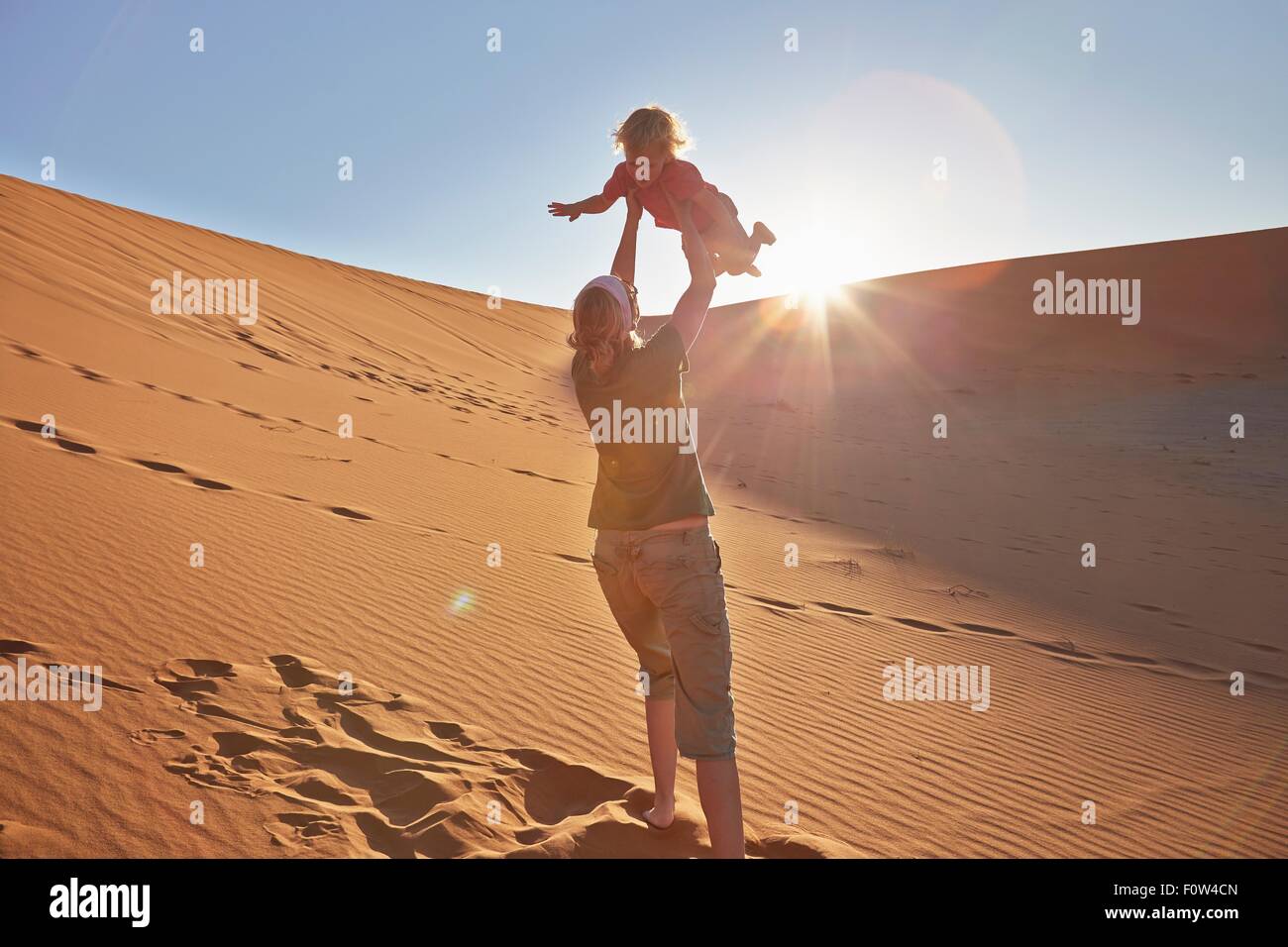 Mère jouant avec fils sur dune de sable, le Parc National Namib Naukluft, Désert du Namib, Sossusvlei, Dead Vlei, Afrique Banque D'Images