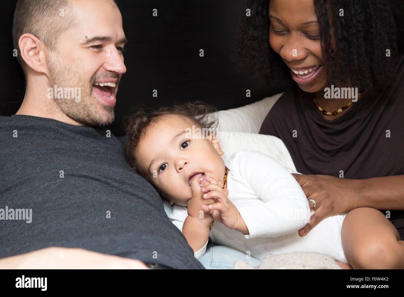 Portrait of mid adult parents et enfant fille Banque D'Images
